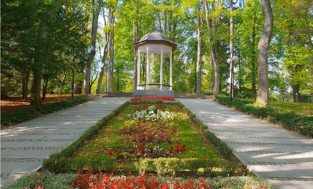 Park Zdrojowy - Serce Polanicy z Pijalnią Wód Mineralnych i Parkiem Szachowym. Idealne na spacery.